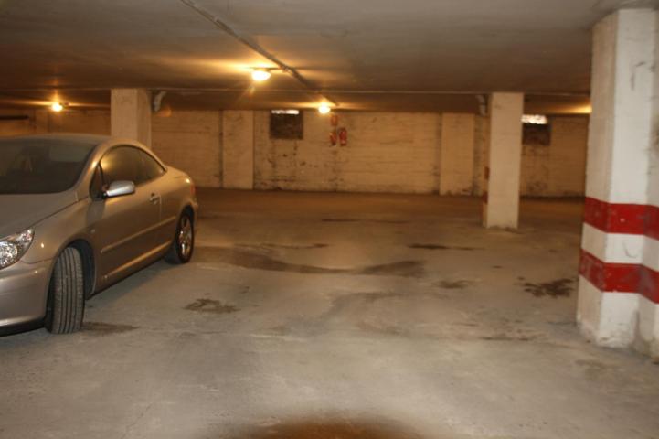 plaza de garaje para coche mediano photo 0