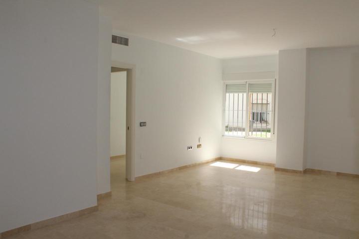 Apartamento en venta en Estepona de 74 m2 photo 0