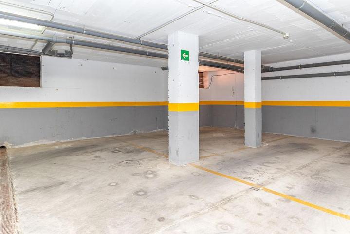 Plaza De Parking en venta en Estepona de 12 m2 photo 0