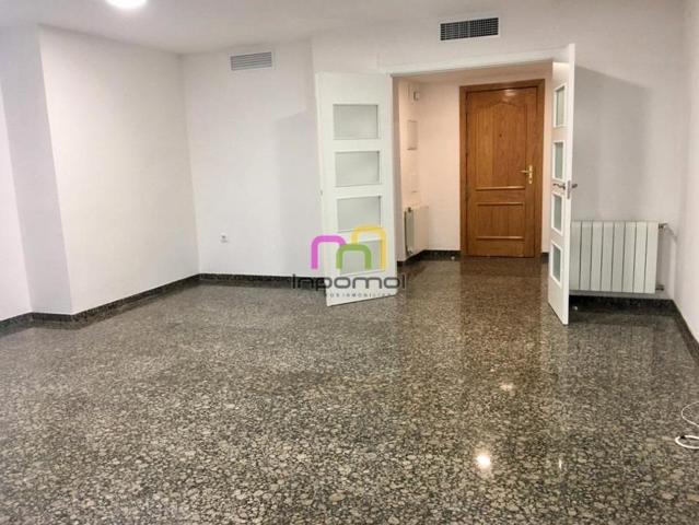 ¡PISO MUY AMPLIO SIN AMUEBLAR CON PLAZA DE GARAJE EN CALLE MENACHO! photo 0