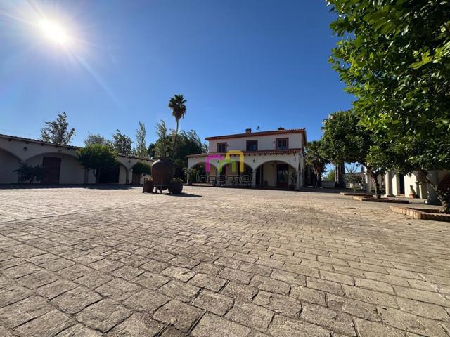 IMPRESIONANTE CHALET EN BADAJOZ CON PISICINAS Y AMPLIOS ESPACIOS photo 0