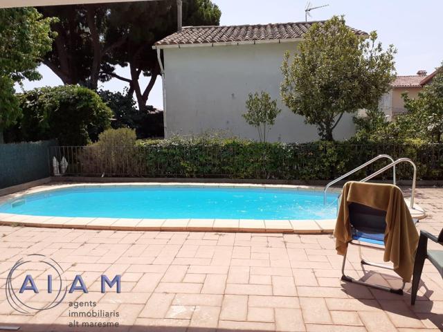 Torre con 2 viviendas y piscina en Pineda de Mar photo 0