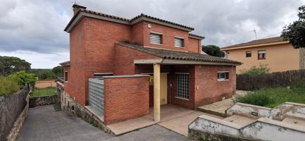 Gran casa de 532 m2 construidos con piscina y jardín photo 0