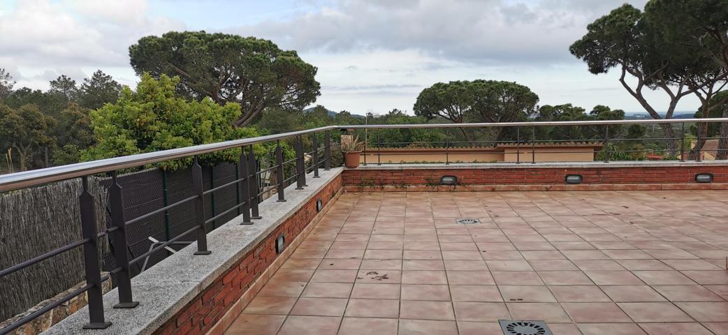 Gran casa de 532 m2 construidos con piscina y jardín photo 0