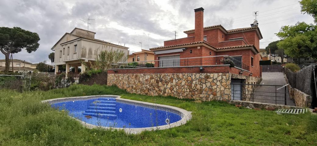 Gran casa de 532 m2 construidos con piscina y jardín photo 0