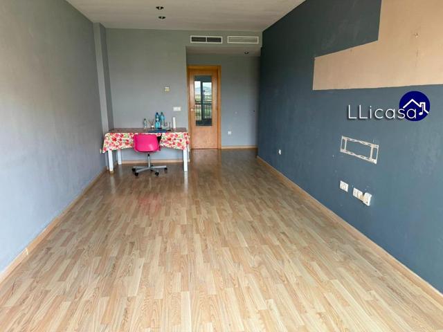 Descubre tu nuevo hogar en La Pobla de Vallbona: un piso que lo tiene todo photo 0