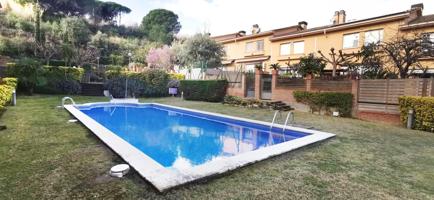 Casa adosada con jardín privado, jardín comunitario y piscina photo 0