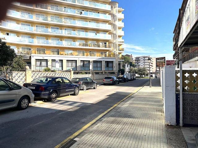 Local comercial con terraza delante photo 0
