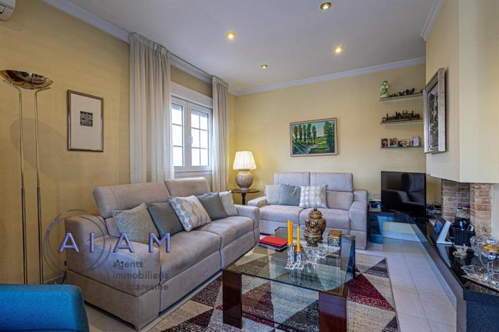 Casa unifamiliar esquinera en venta en Pineda de Mar photo 0