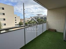 Moderno piso esquinero con terraza, piscina comunitaria y 2 plazas de parking en Eixample – Escorxador, Mataró photo 0