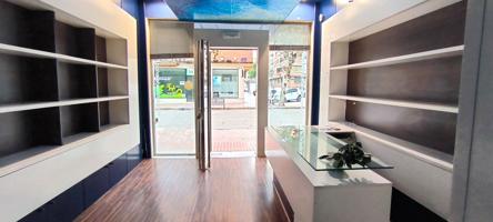 Local comercial en Avenida Viñuela: ideal para montar tu negocio photo 0