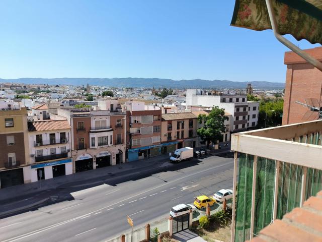 Gran oportunidad de inversión: piso en la zona de Derecho y de la Rivera con fabulosas vistas photo 0