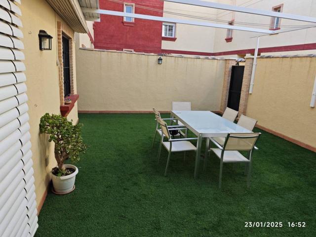¡Descubre tu nuevo hogar en el corazón del casco urbano! Este espectacular piso en planta baja te ofrece la comodidad de photo 0