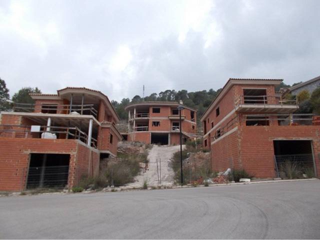 Edificación de 3 chalets independientes en construcción en Urb. Santo Espíritu Gilet. photo 0