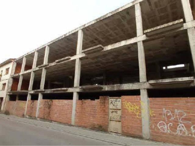 Edificio residencial con obra parada en construcción en Torelló photo 0