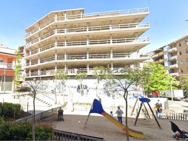 Edificio en construcción de obra parada en Mataró. photo 0