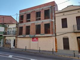 Edificio residencial con obra parada en construcción en Sant Celoni. photo 0