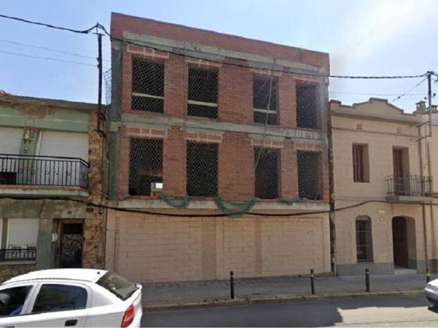 Edificio residencial con obra parada en construcción en Sant Celoni. photo 0