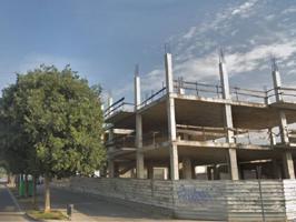 Edificio residencial con obra parada en construcción en Terrassa. photo 0