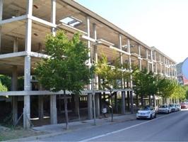 Edificio en construcción con obra parada en Olot. photo 0