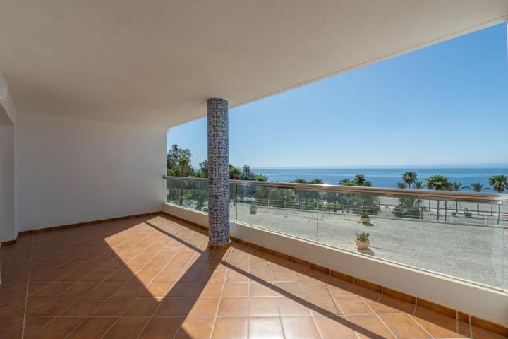 Magnífico piso en primera línea de playa con amplia terraza y piscina comunitaria photo 0