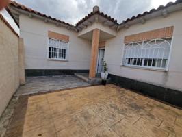 AOC VENDE EN EXCLUSIVA CHALET PAREADO CON TRES HABITACIONES DOS BAÑOS , UNA EN SUITE, GARAJE, Y PISCINA INDIVIDUAL. photo 0