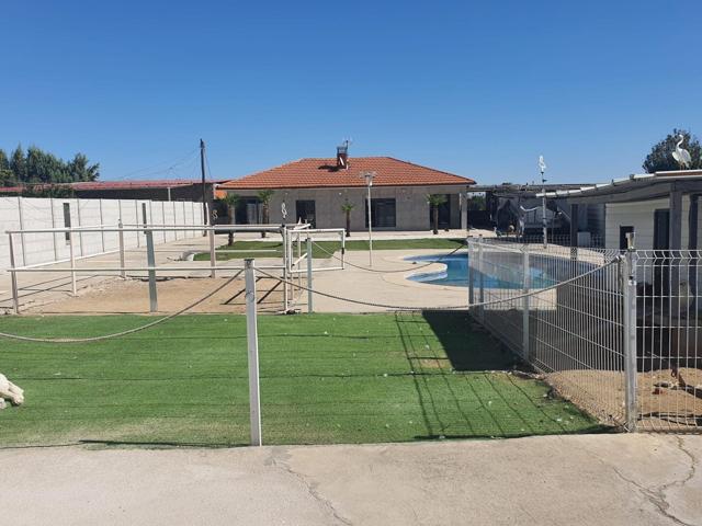 AOC VENDE, CHALET INDEPENDIENTE EN UNA SOLA PLANTA, 5 HAB, 2 BAÑOS, PISCINA, BARBACOA photo 0