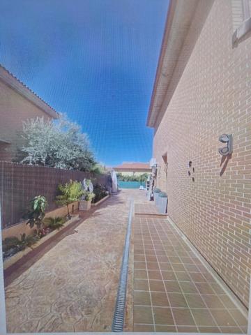 AOC VENDE CHALET PAREADO EN EXCLUSIVA Y TRANQUILA URBANIZACIÓN TRES HABITACINES UNA EN SUITE, 2 BAÑOS COMPLETOS Y UN ASEO, PARCELA CON BARBACOA DE OBRA , ARBOLES FRUTALES Y ILUMINACION LED CON DETEC photo 0