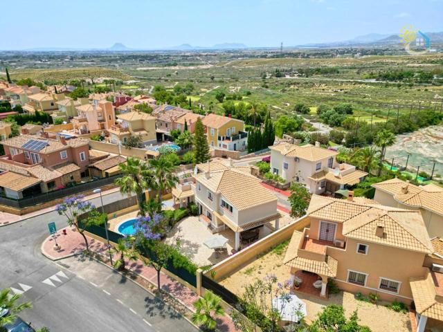 Chalet independiente muy bien presentado con acceso a piscina privada y comunitaria photo 0
