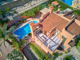 Propiedad bien establecida con piscina privada y hermosos jardines maduros. photo 0