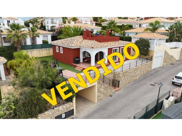 Amplia villa de cuatro dormitorios con terraza privada en la azotea que ofrece vistas panorámicas. photo 0