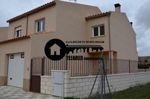 INMOBILIARIA TEJARES VENDE ADOSADO EN VILLAR DE CHINCHILLA photo 0