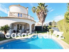 Villa individual con jardín y piscina photo 0