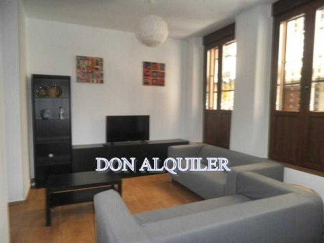 Casa adosada en alquiler en Centro-Catedral photo 0