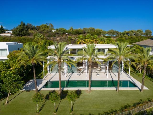 EXCLUSIVA VILLA DE LUJO DE OBRA NUEVA EN FINCA CORTESÍN, CASARES photo 0