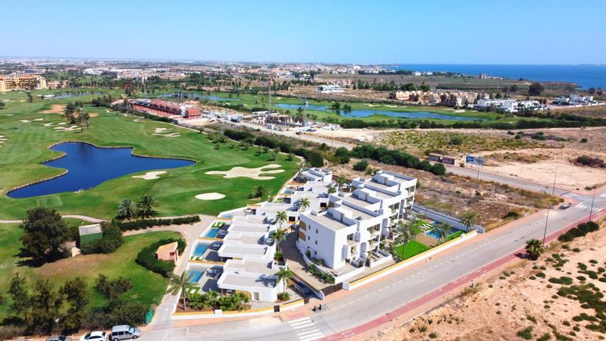 Complejo residencial de nueva construcción en Los Alcázares, en primera línea del campo de golf Serena photo 0
