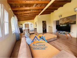 Se vende una hermosa finca espaciosa que ha sido renovada en gran parte. photo 0
