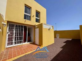 Chalet pareado en venta en Santa Lucía de Tirajana photo 0