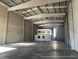 NAVE INDUSTRIAL EN ALQUILER CON MUELLES DE CARGA photo 0