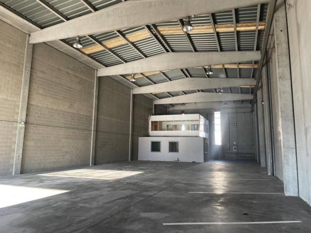 NAVE INDUSTRIAL EN ALQUILER CON MUELLES DE CARGA photo 0