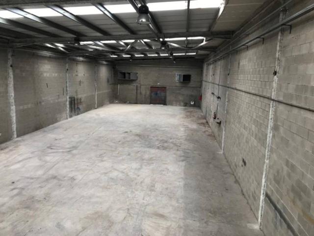 Nave Industrial esquinera con gran patio en alquiler photo 0