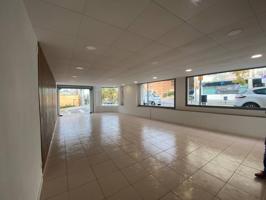 LOCAL COMERCIAL CON MUCHA IMAGEN CORPORATIVA Y GRAN ESCAPARATE photo 0