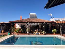 Chalet en venta en Carmona photo 0