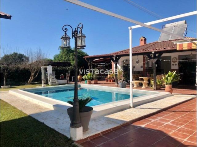 Chalet en venta en Carmona photo 0