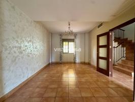 Venta de una casa adosada en Mairena del Alcor photo 0