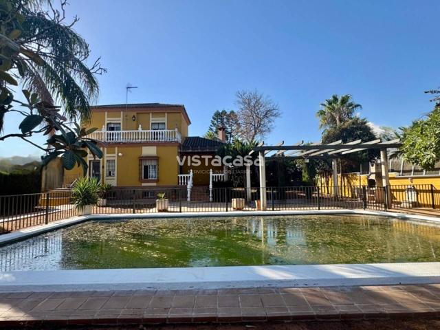 Exclusivo chalet urbano en urbanización privilegiada del municipio photo 0