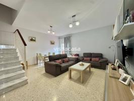 Venta de casa adosada VPO con plaza de garaje en Mairena del Alcor photo 0