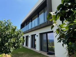 Casa moderna con jardín, piscina y vistas. photo 0