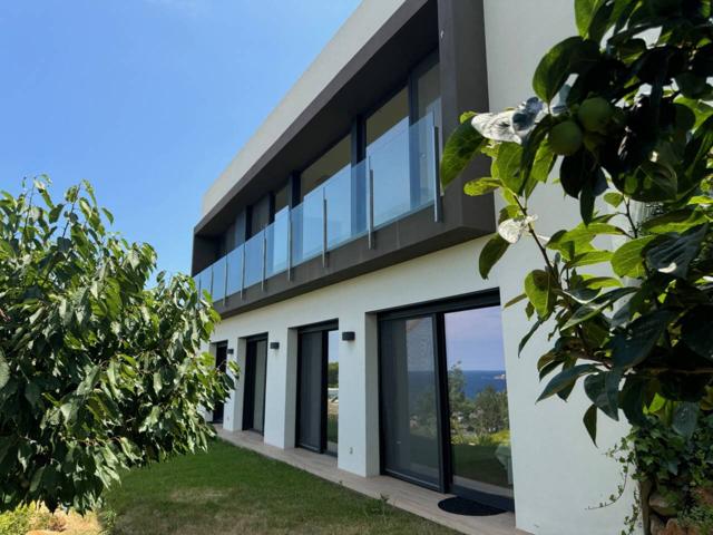 Casa moderna con jardín, piscina y vistas. photo 0