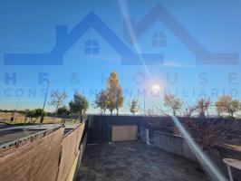 CHALET PAREADO DE 5 DORMITORIOS EN NAVALCARNERO. photo 0